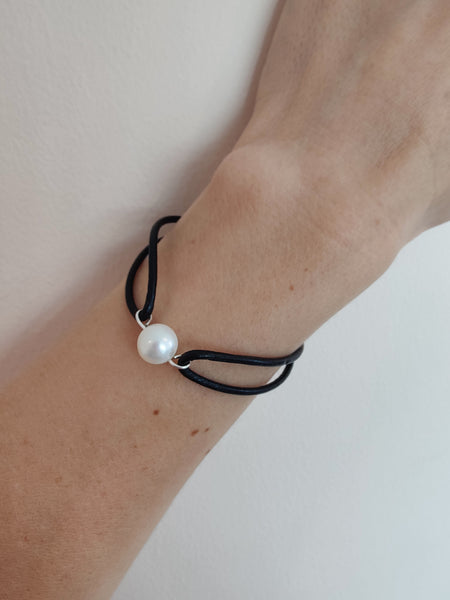 Leather Bracelet with Freshwater Pearl - Color Black