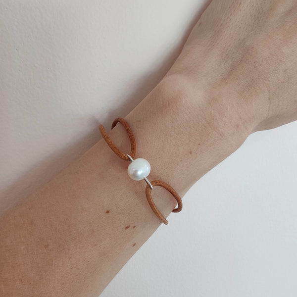 Leather Bracelet with Freshwater Pearl - Color Light Brown